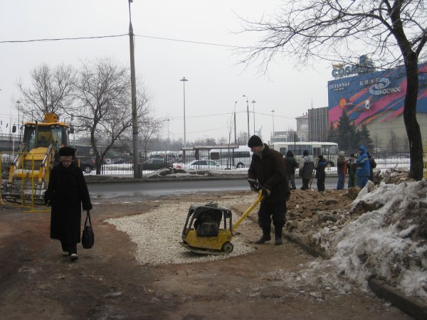 Лужков, уходя, сказал Собянину, что под одним из московских тротуаров зарыт клад (с) Лужков, уходя, сказал Собянину, что под одним из московских тротуаров зарыт клад (с)